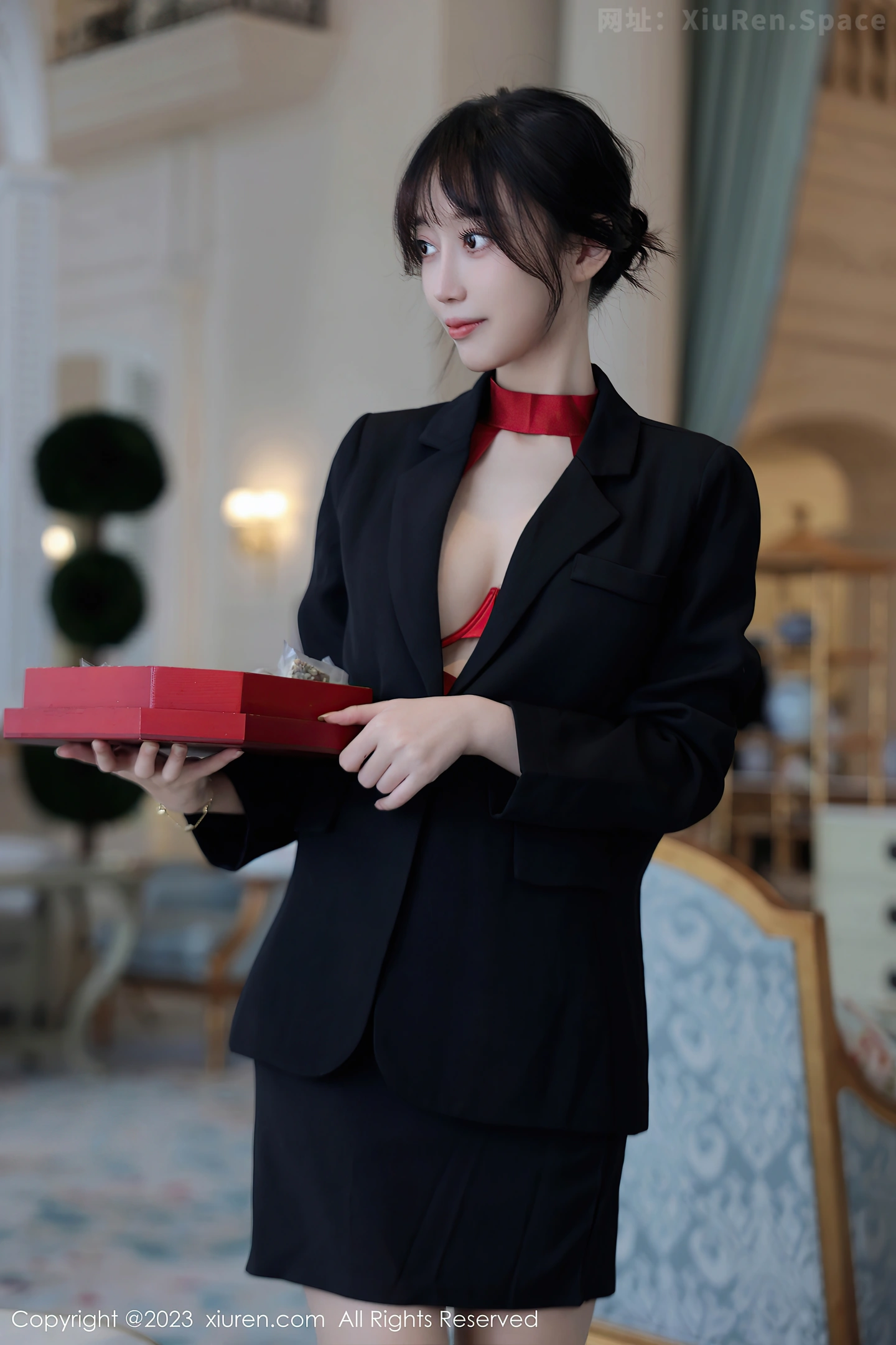 图片[4]-[XiuRen秀人网]VOL.7102 模特玥儿玥er脱深色西服露性感红色情趣服配黑丝吊袜诱惑写真63P-秀人网官方网站